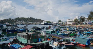 Cheung Chau, Hong Kong - 27 Mayıs 2021: Denizdeki balıkçı teknesi