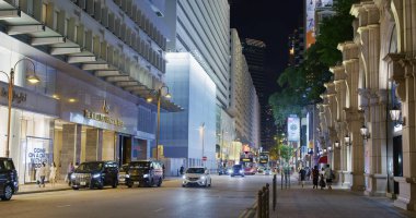 Tsim Sha Tsui, Hong Kong - 17 Haziran 2021: İnsanlar geceleri sokakta yürüyor