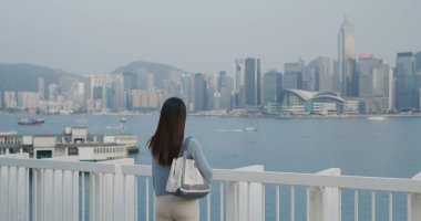 Kadın Hong Kong 'daki sahile bak.