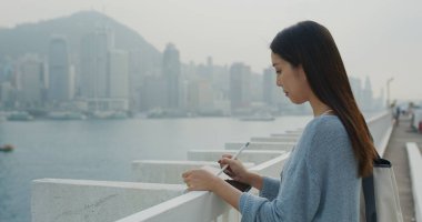 Hong Kong 'daki şehir manzarası tabletindeki kadın çizimi.