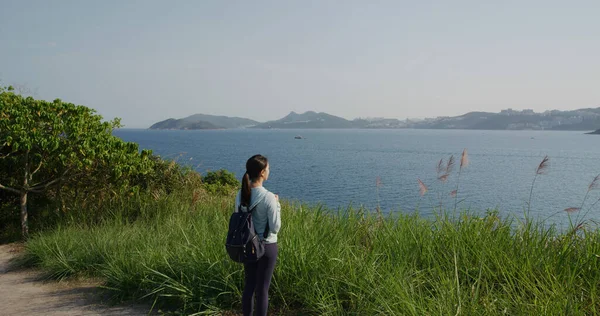 Mujer Excursión Disfrutar Vista Mar — Foto de Stock