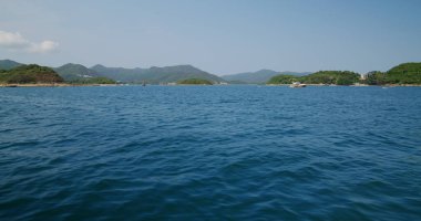 Ada denizi ve mavi gökyüzü