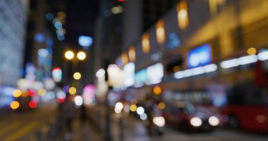 Geceleri Hong Kong caddesinin bulanık görüntüsü