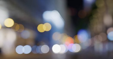 Geceleri Hong Kong caddesinin bulanık görüntüsü