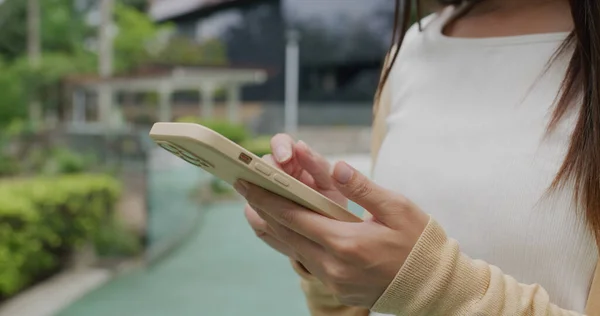 Vrouw Gebruik Van Mobiele Telefoon Buitenlucht — Stockfoto