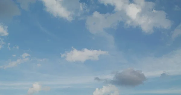 Nuvem Branca Movendo Sobre Céu Azul — Fotografia de Stock