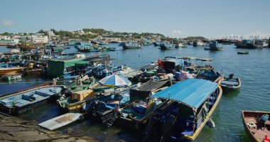 Cheung Chau, Hong Kong - 27 Mayıs 2021: Denizdeki balıkçı teknesi