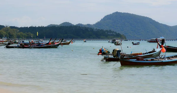 タイ王国プーケット 10月2019 プーケット島で海の上の漁船 — ストック写真