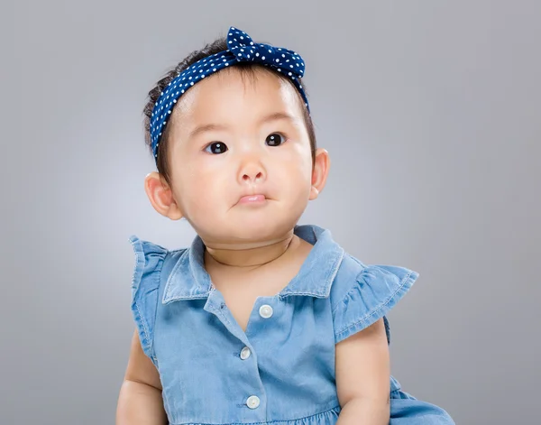 Kleines Mädchen mit lustigem Gesicht — Stockfoto