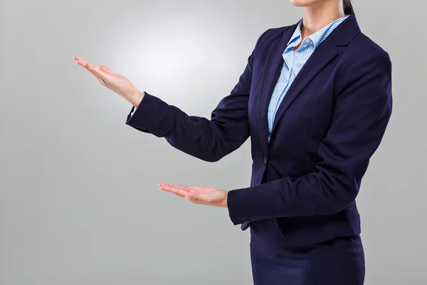 Zakenvrouw met twee hand presentatie — Stockfoto