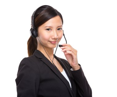 Kulaklıklı kadın.