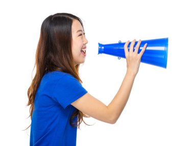 Hoparlörlü Asyalı kadın