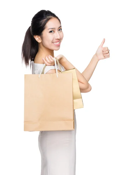 Kvinnan håller med shoppingväska och tummen upp — Stockfoto