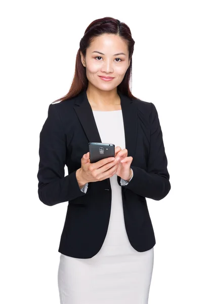 Азиатская предпринимательница с мобильным телефоном — стоковое фото