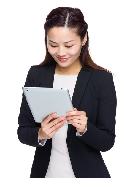 Asiatique femme d'affaires utilisation tablette — Photo