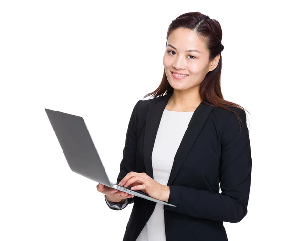 Vrouw met laptop — Stockfoto