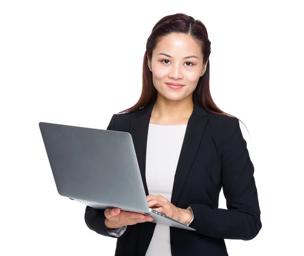 Asiatique femme d'affaires tenir ordinateur portable — Photo