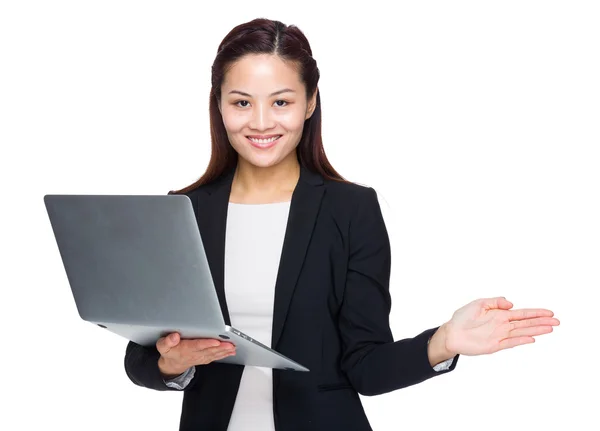 Mujer de negocios con portátil presente — Foto de Stock