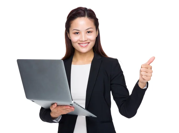 Businesswoman with laptop and thumb up — 图库照片