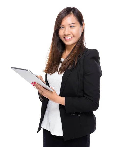 Vrouw gebruik van digitale tablet — Stockfoto