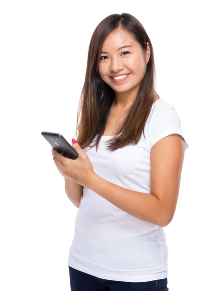 Mujer joven uso del teléfono inteligente — Foto de Stock