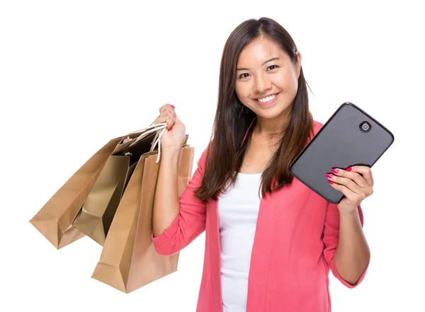 Femme heureuse avec sac à provisions et tablette — Photo