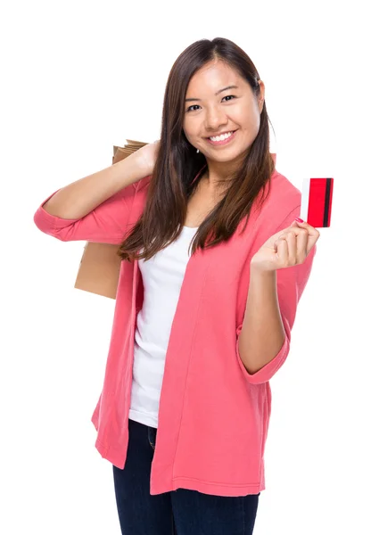 Mladá žena s nákupní taškou a kreditní kartou — Stock fotografie