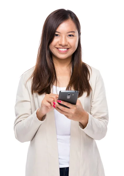 Aziatische vrouw gebruik van cellphone — Stockfoto