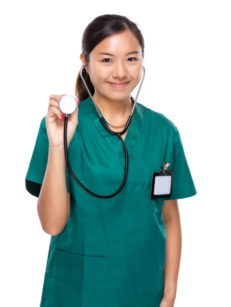 Kadın doktor stetoskop ile tutun — Stok fotoğraf