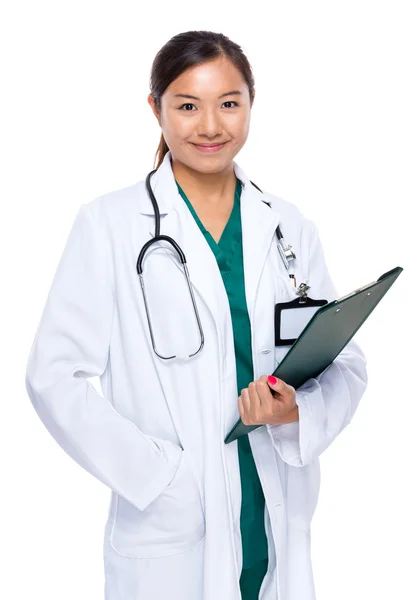 Woman doctor with clipboard — Stock Photo, Image