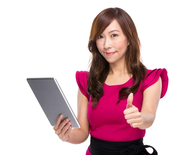 Зрелая деловая женщина с цифровым планшетом и большим пальцем вверх — стоковое фото