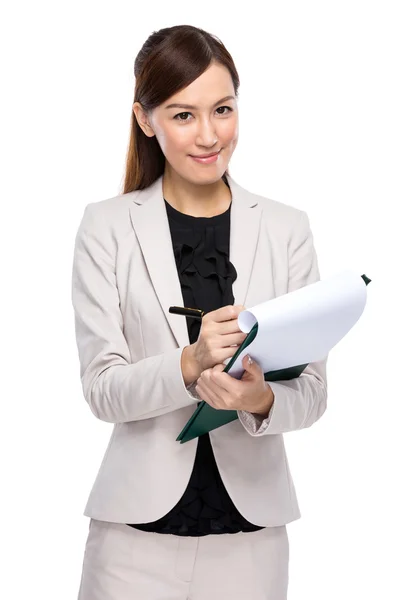 Asiática empresária escrever na área de transferência — Fotografia de Stock