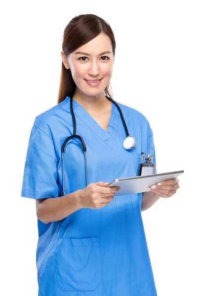 Mujer uso médico tableta digital — Foto de Stock