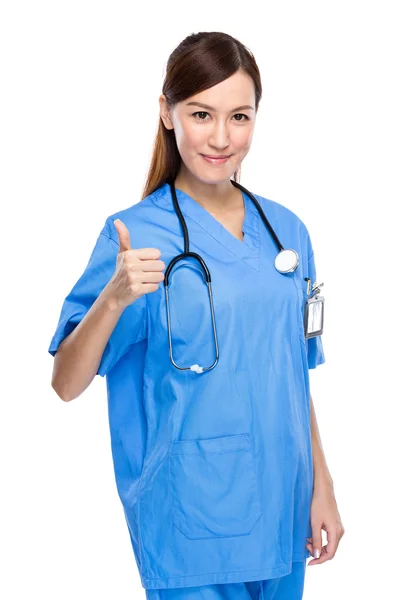 Mulher médico com polegar para cima — Fotografia de Stock
