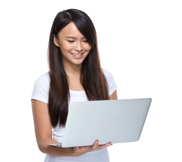 Uso de mulher jovem de computador portátil — Fotografia de Stock