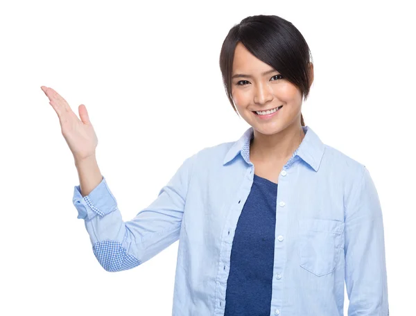 Mujer con presentación a mano — Foto de Stock