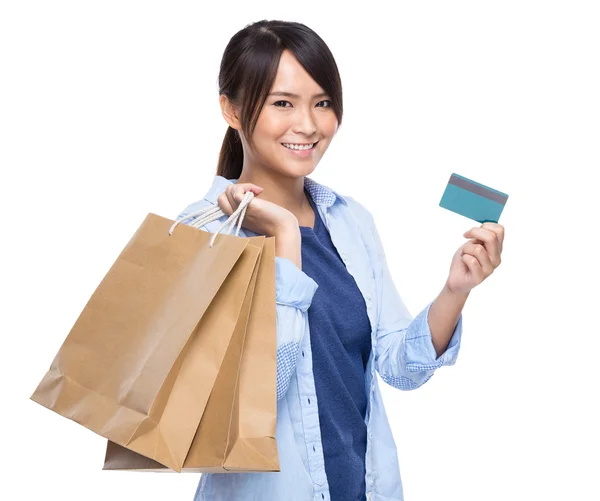 Mujer con bolsa de compras y tarjeta de crédito —  Fotos de Stock