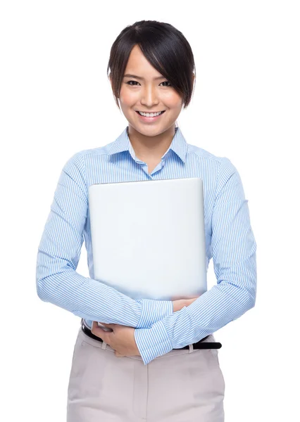 Femme d'affaires tenir avec ordinateur portable — Photo