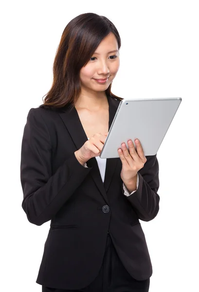 Donna asiatica con tablet — Foto Stock