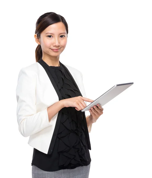Businesswoman toque en la tableta — Foto de Stock