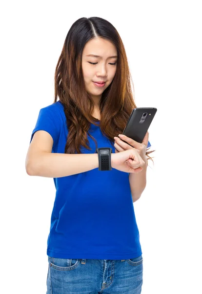 Femme utiliser smartphone pour se connecter avec montre portable — Photo