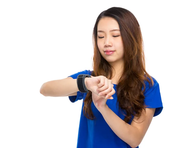 Femme asiatique avec montre intelligente — Photo