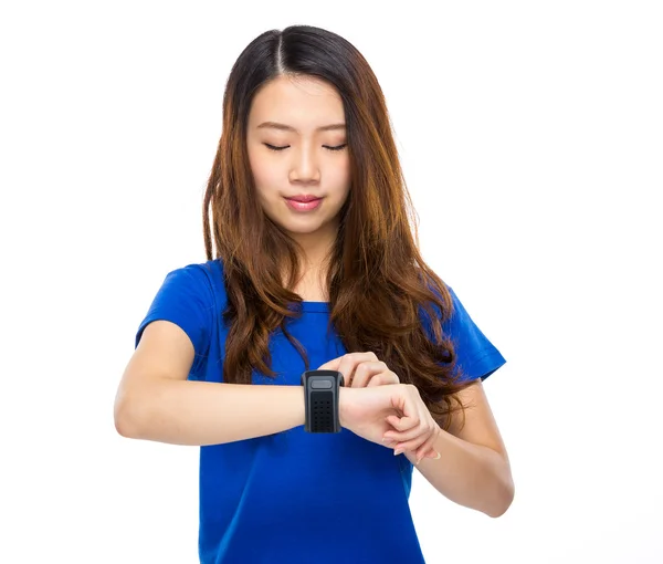 Азіатські жінки зі смарт-годинник — стокове фото