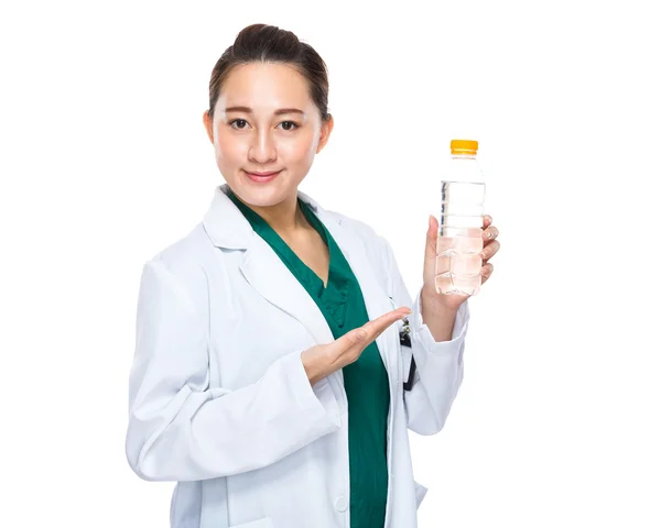 Médico asiático con botella de agua —  Fotos de Stock