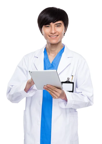 Arzt hält Tablet in der Hand — Stockfoto