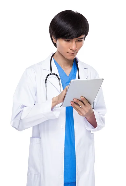 Medical person use tablet — Stock Photo, Image