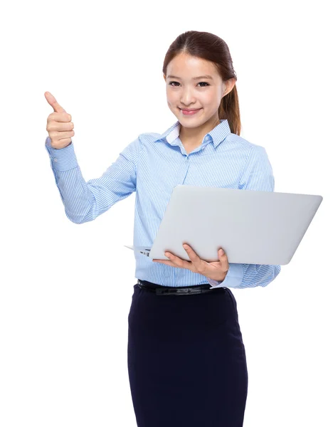 Affärskvinna använder bärbar dator och tummen upp — Stockfoto