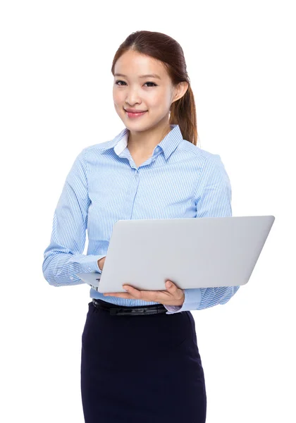 Zakenvrouw gebruik zakboekje computer — Stockfoto