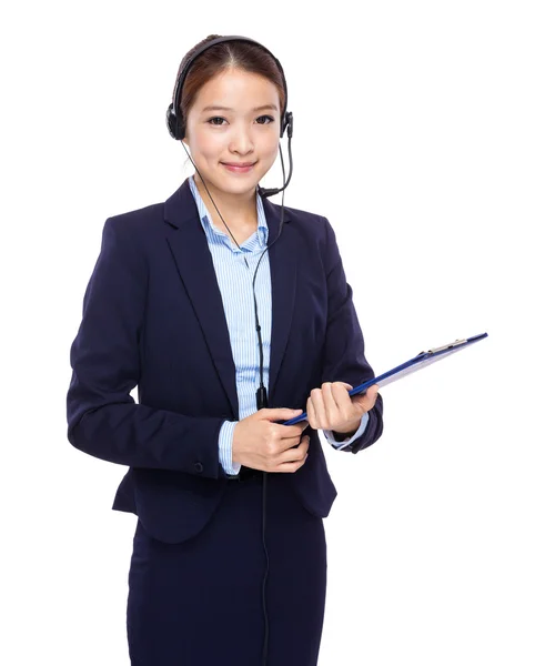 Mujer de negocios con auriculares y portapapeles —  Fotos de Stock