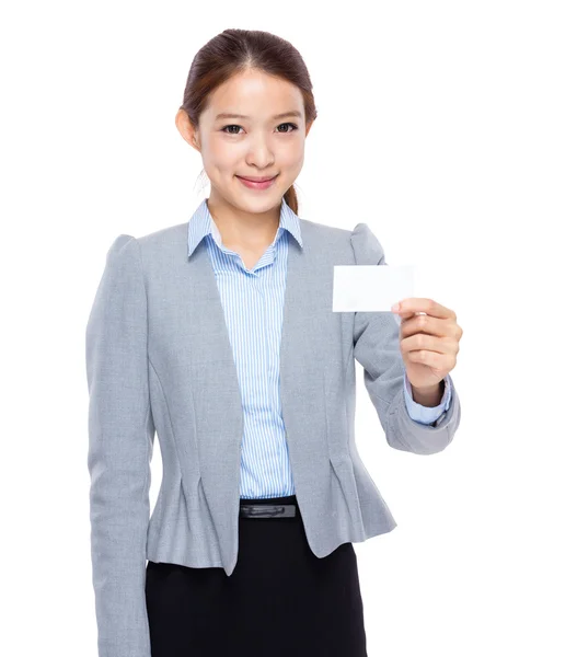 Genç iş kadını ile isim kartı tutun — Stok fotoğraf